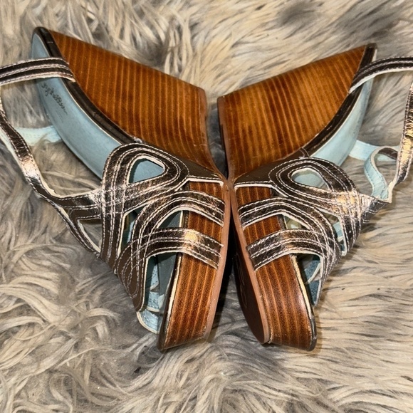 EUC Anthropologie Seychelles Worth It Silver Metallic Wedge Sandals Size 9.5 - Picture 5 of 10
